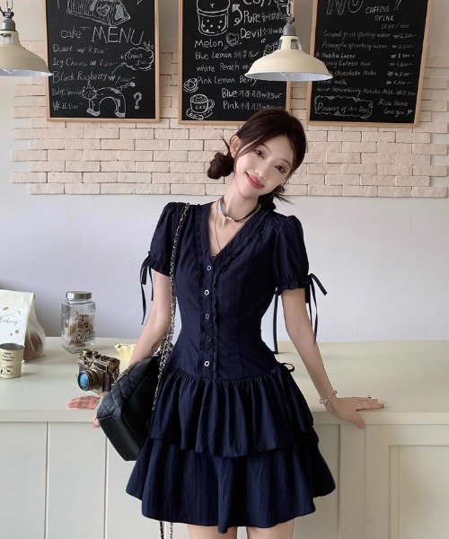 Ritzy(リッツィー)の「フリル V ネック パフスリーブ ティアードミニワンピース(ワンピース・レディース・ネイビー・M)」の16枚目の写真