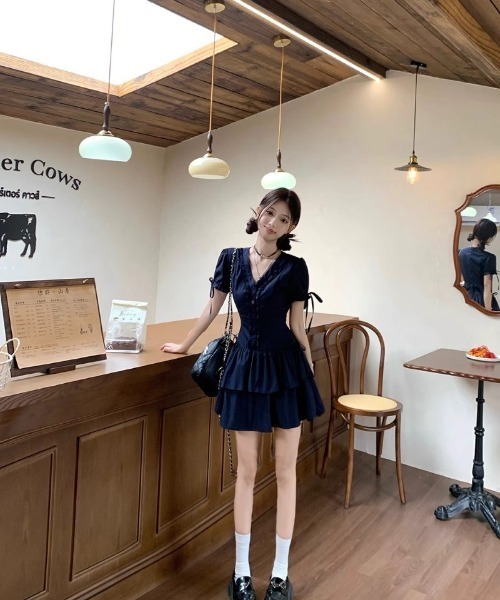 Ritzy(リッツィー)の「フリル V ネック パフスリーブ ティアードミニワンピース(ワンピース・レディース・ネイビー・M)」の18枚目の写真