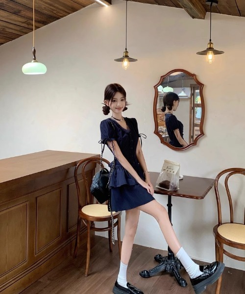 Ritzy(リッツィー)の「フリル V ネック パフスリーブ ティアードミニワンピース(ワンピース・レディース・ネイビー・M)」の19枚目の写真