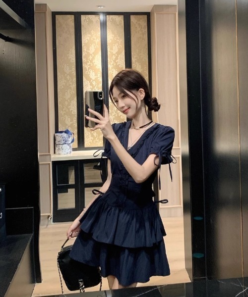Ritzy(リッツィー)の「フリル V ネック パフスリーブ ティアードミニワンピース(ワンピース・レディース・ネイビー・M)」の20枚目の写真