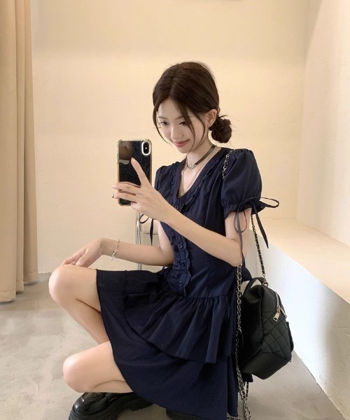 Ritzy(リッツィー)の「フリル V ネック パフスリーブ ティアードミニワンピース(ワンピース・レディース・ネイビー・M)」の21枚目の写真