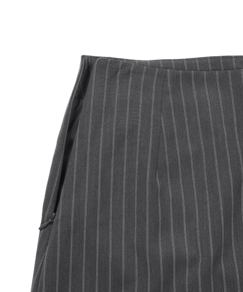 MICHIKO LONDON(ミチコ ロンドン)の「ストライプシャーリングミニスカートチャコール(スカート・レディース・その他・SMALL/MEDIUM/LARGE)」の4枚目の写真