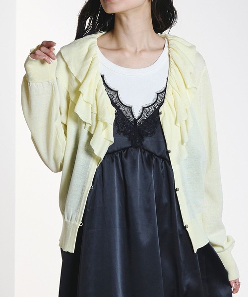 ROSE BUD(ローズバッド)の「FRILL COLLAR CARDIGAN(カーディガン/ボレロ・レディース・ブラック/イエロー・ONE SIZE)」の2枚目の写真