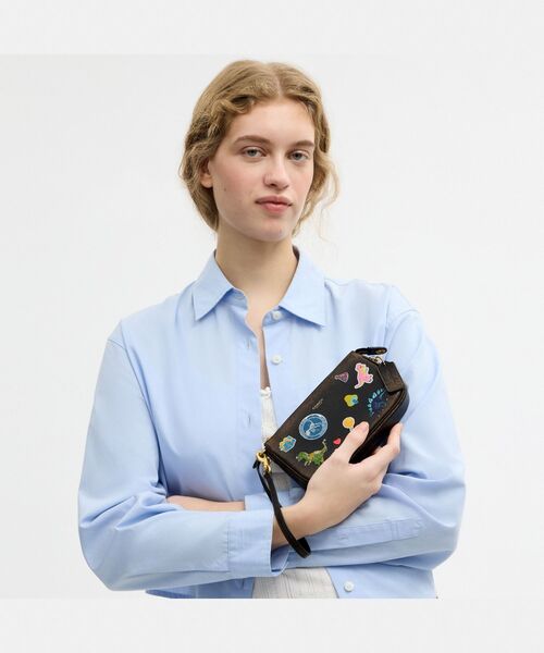 COACH(コーチ)の「プラザ バッグ 18・ラブド レザー・ステッカー プリント(ポーチ・レディース・ブラウン系その他・ONE)」の2枚目の写真