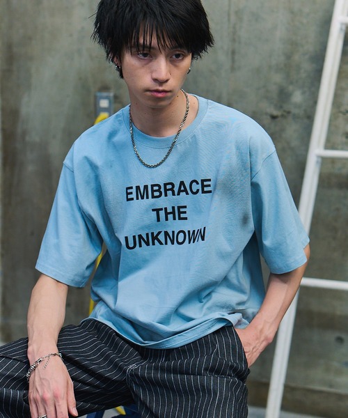 ILL'S(イルズ)の「VINTAGE LIKE SPRAYED LOGO T-SHIRT / ヴィンテージ風スプレーロゴTシャツ メンズ レディース ユニセックス(Tシャツ/カットソー・メンズ・ホワイト/スカイブルー/チャコールグレー・M/L)」の1枚目の写真