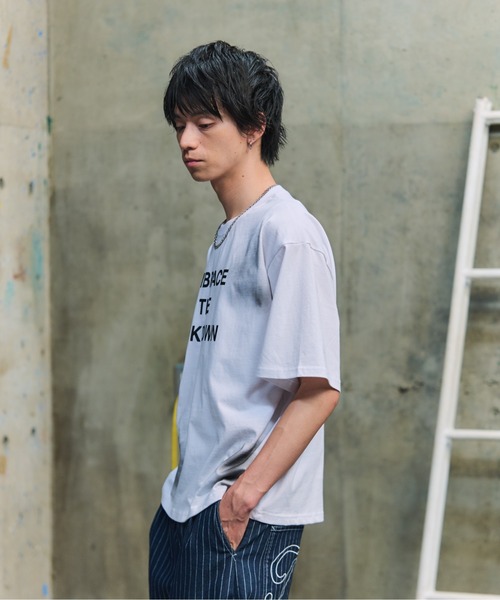 ILL'S(イルズ)の「VINTAGE LIKE SPRAYED LOGO T-SHIRT / ヴィンテージ風スプレーロゴTシャツ メンズ レディース ユニセックス(Tシャツ/カットソー・メンズ・ホワイト/スカイブルー/チャコールグレー・M/L)」の6枚目の写真