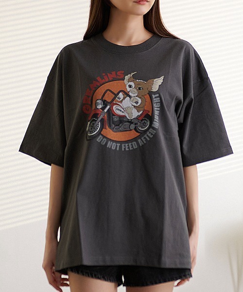 SILVER BULLET(シルバーバレット)の「『SILVER BULLET SELECT AP/シルバーバレットセレクト』Gremlins/グレムリン バイクTEE(Tシャツ/カットソー・レディース・スミクロ/アイボリー・LL/L/M)」の1枚目の写真