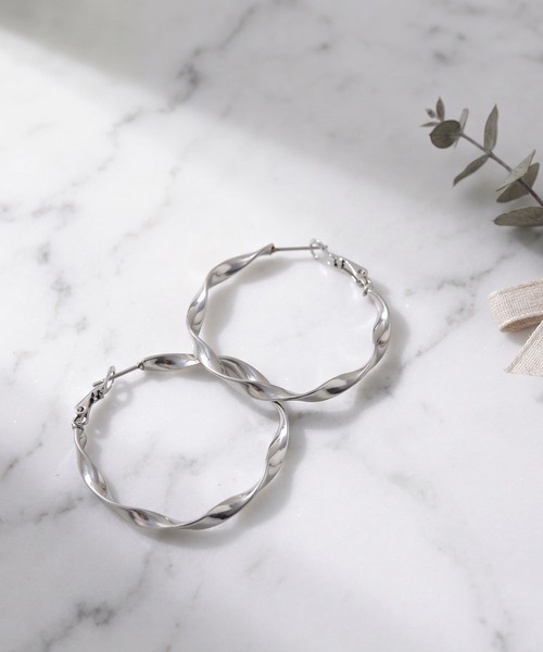colleca la（コレカラ）の「[stainless]ステンレス・大きめツイストフープピアス〈金属アレルギー対応〉（ピアス（両耳用）・レディース・ゴールド/シルバー・FREE）」の2枚目の写真