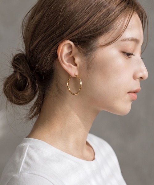 colleca la（コレカラ）の「[stainless]ステンレス・大きめツイストフープピアス〈金属アレルギー対応〉（ピアス（両耳用）・レディース・ゴールド/シルバー・FREE）」の3枚目の写真