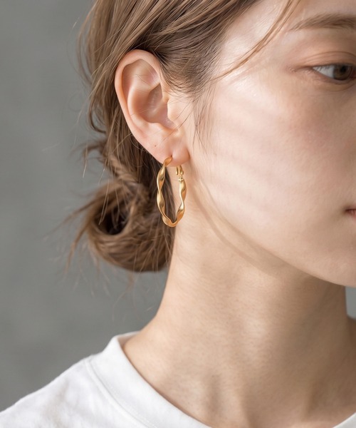 colleca la（コレカラ）の「[stainless]ステンレス・大きめツイストフープピアス〈金属アレルギー対応〉（ピアス（両耳用）・レディース・ゴールド/シルバー・FREE）」の4枚目の写真