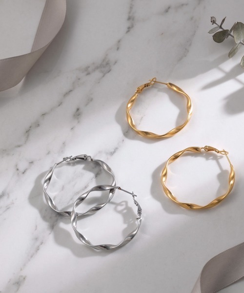 colleca la（コレカラ）の「[stainless]ステンレス・大きめツイストフープピアス〈金属アレルギー対応〉（ピアス（両耳用）・レディース・ゴールド/シルバー・FREE）」の6枚目の写真