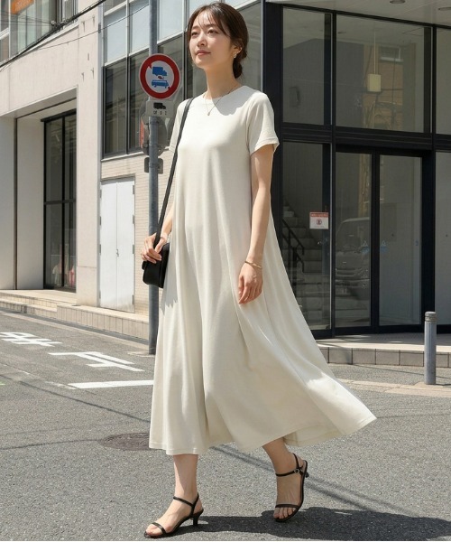 Lajour(ラジュール)の「【日本製】大人の抜け感フレアワンピース/接触冷感/UVカット/体型カバー(ワンピース・レディース・ベージュ/グレー/グレイッシュベージュ/ブラック・フリー)」の3枚目の写真