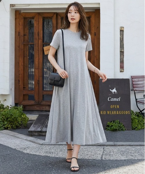 Lajour(ラジュール)の「【日本製】大人の抜け感フレアワンピース/接触冷感/UVカット/体型カバー(ワンピース・レディース・ベージュ/グレー/グレイッシュベージュ/ブラック・フリー)」の1枚目の写真