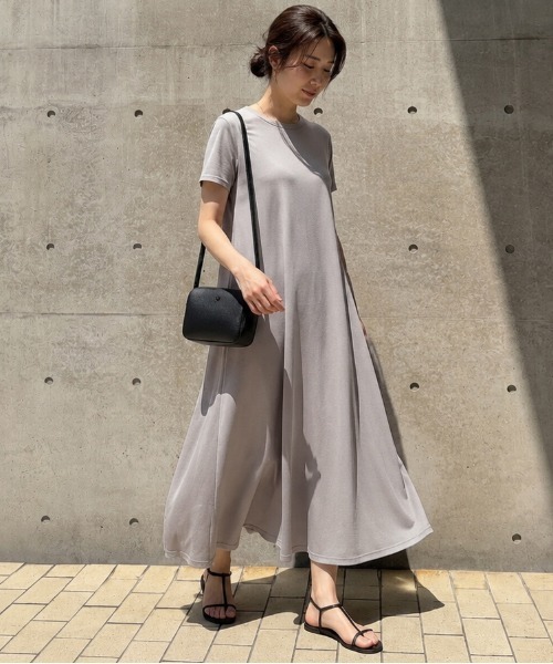 Lajour(ラジュール)の「【日本製】大人の抜け感フレアワンピース/接触冷感/UVカット/体型カバー(ワンピース・レディース・ベージュ/グレー/グレイッシュベージュ/ブラック・フリー)」の4枚目の写真