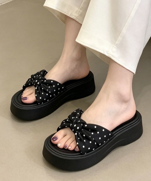Ritzy(リッツィー)の「ドット柄 クロスツイストリボン 厚底 ボリュームソール サンダル ミュール(サンダル・レディース・ホワイト/ブラック・23/24/25/24.5/23.5)」の7枚目の写真