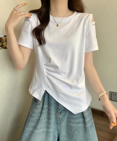 AMAJI(アマジ)の「アシンメトリー オフショルダー 半袖Tシャツ(Tシャツ/カットソー・レディース・ホワイト/ブラック/グレー・MEDIUM/LARGE/X-LARGE)」の1枚目の写真