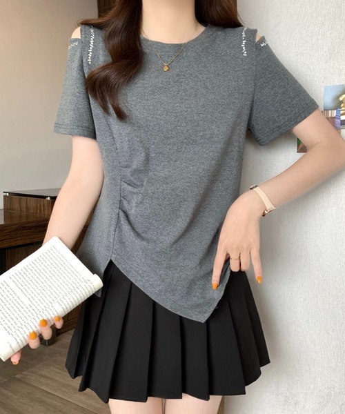 AMAJI(アマジ)の「アシンメトリー オフショルダー 半袖Tシャツ(Tシャツ/カットソー・レディース・ホワイト/ブラック/グレー・MEDIUM/LARGE/X-LARGE)」の4枚目の写真