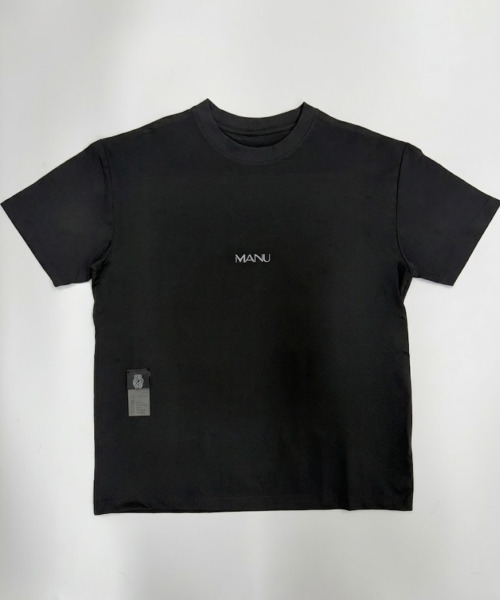 manu(マニュ)の「S-09E Big Identity Topo(Tシャツ/カットソー・メンズ・ブラック/ホワイト・X-LARGE/LARGE/MEDIUM/SMALL)」の3枚目の写真
