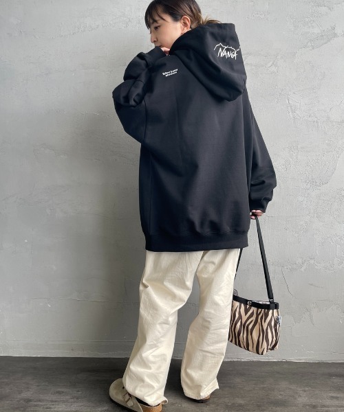 NANGA（ナンガ）の「【WEB先行予約】[NANGA/ナンガ] 別注 フードロゴ刺繍スウェットパーカー（パーカー・レディース・グレー/ブラック・M/S/L）」の11枚目の写真