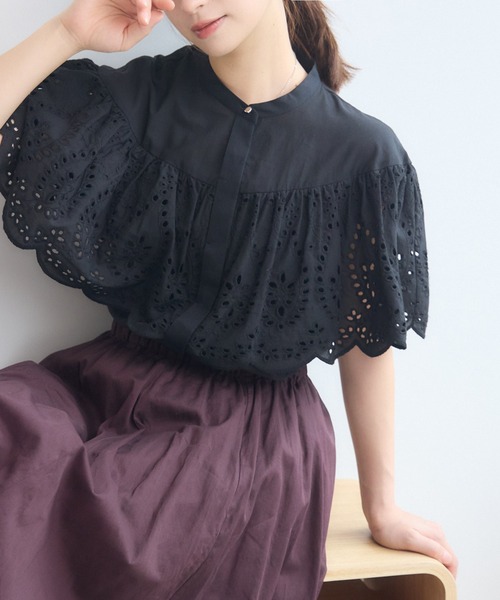 KATHARINE ROSS(キャサリンロス)の「ケープスカラカット刺繍ブラウス(シャツ/ブラウス・レディース・ブラック/ホワイト・FREE)」の2枚目の写真