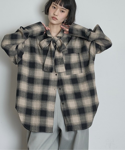 THE YOn(ザヨン)の「ビッグボウタイシャツ(シャツ/ブラウス・レディース・グレー/ブラック/ボルドー/ワイン/ブラック系その他・FREE)」の3枚目の写真