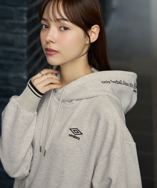 UMBRO(アンブロ)の「【UMBRO/アンブロ】限定 ライン使い刺しゅうパーカー(パーカー・レディース・ブラウン/ネイビー/杢グレー・L/M/LL)」の16枚目の写真