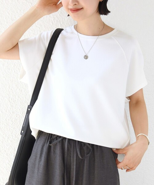 SHIPS(シップス)の「〈接触冷感/UVカット/吸水速乾〉ジョーゼット サイド タック フォルム スリーブ プルオーバー(Tシャツ/カットソー・レディース・オフホワイト/ネイビー/ライトオリーブ・ONE SIZE)」の1枚目の写真