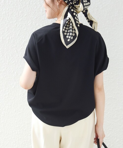 SHIPS(シップス)の「〈接触冷感/UVカット/吸水速乾〉ジョーゼット サイド タック フォルム スリーブ プルオーバー(Tシャツ/カットソー・レディース・オフホワイト/ネイビー/ライトオリーブ・ONE SIZE)」の21枚目の写真