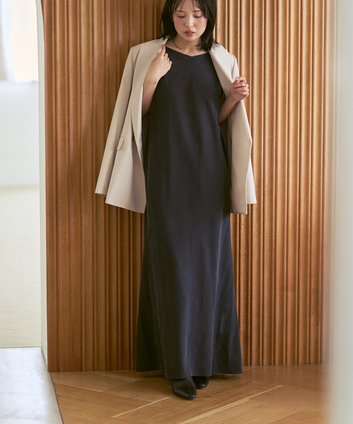 Noble（ノーブル）の「《追加・新色》【洗える】ワイドVネックフィブリルキャミワンピース（ワンピース・レディース・カーキ/ネイビー・38/36）」の8枚目の写真