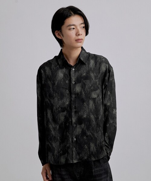 tk.TAKEO KIKUCHI（ティーケータケオキクチ）の「アブストペイント柄シャツ（シャツ/ブラウス・メンズ・ネイビー/ライトグレー/ブラック・02/03/04）」の2枚目の写真
