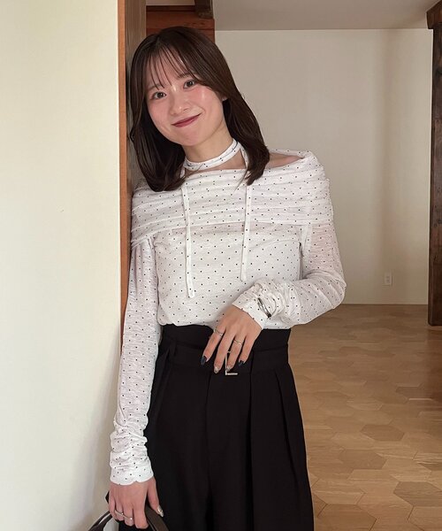 CAPRICIEUX LE'MAGE(カプリシューレマージュ)の「【riho企画】ドットドレープロンT(Tシャツ/カットソー・レディース・ホワイト/ブラック・FREE)」の3枚目の写真