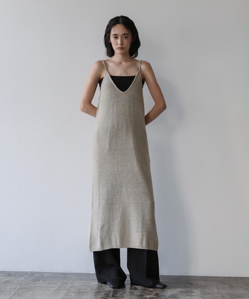 select MOCA(セレクトモカ)の「シアーニットキャミワンピース(ワンピース・レディース・ブラック/グレイッシュベージュ・MEDIUM/LARGE)」の3枚目の写真