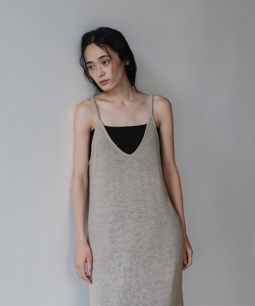 select MOCA(セレクトモカ)の「シアーニットキャミワンピース(ワンピース・レディース・ブラック/グレイッシュベージュ・MEDIUM/LARGE)」の13枚目の写真
