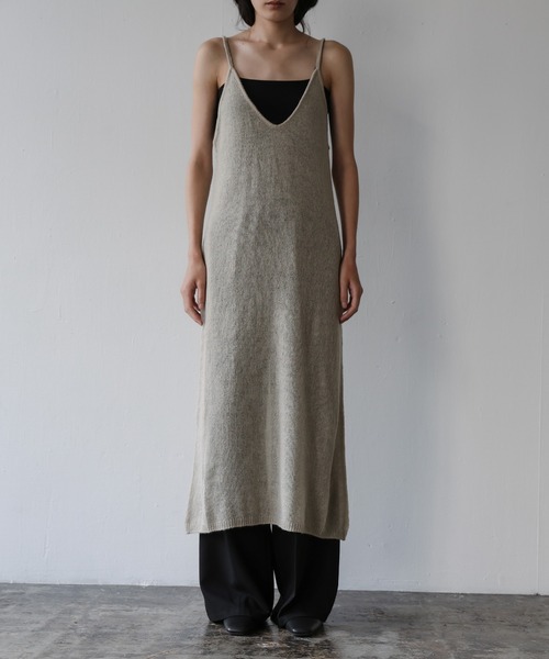 select MOCA(セレクトモカ)の「シアーニットキャミワンピース(ワンピース・レディース・ブラック/グレイッシュベージュ・MEDIUM/LARGE)」の11枚目の写真
