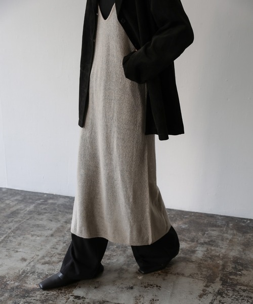 select MOCA(セレクトモカ)の「シアーニットキャミワンピース(ワンピース・レディース・ブラック/グレイッシュベージュ・MEDIUM/LARGE)」の6枚目の写真