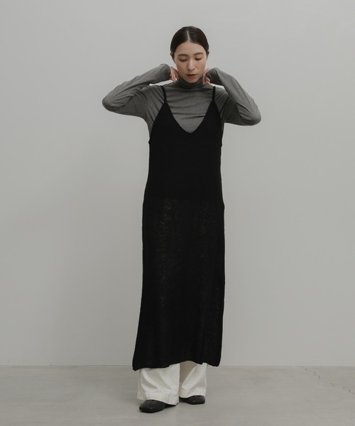 select MOCA(セレクトモカ)の「シアーニットキャミワンピース(ワンピース・レディース・ブラック/グレイッシュベージュ・MEDIUM/LARGE)」の4枚目の写真