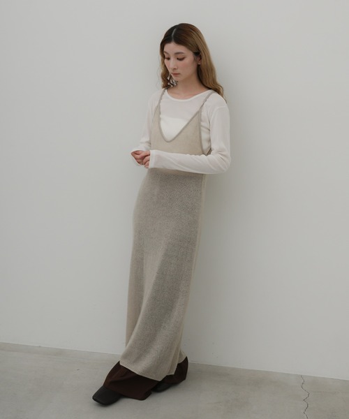 select MOCA(セレクトモカ)の「シアーニットキャミワンピース(ワンピース・レディース・ブラック/グレイッシュベージュ・MEDIUM/LARGE)」の14枚目の写真