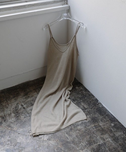 select MOCA(セレクトモカ)の「シアーニットキャミワンピース(ワンピース・レディース・ブラック/グレイッシュベージュ・MEDIUM/LARGE)」の10枚目の写真