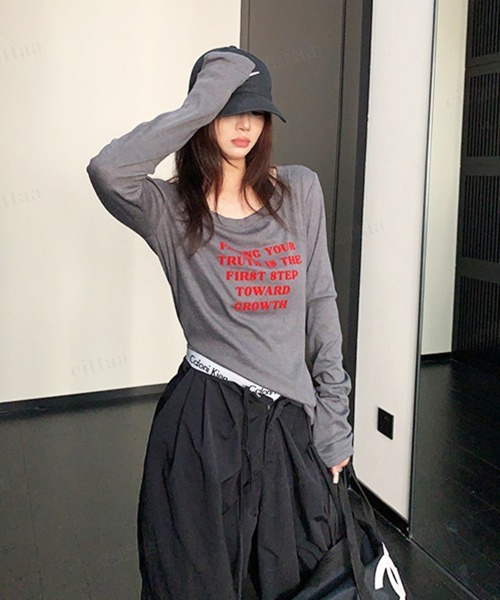 Dalfwin(ダールフィン)の「FACING赤ロゴ長袖クルーネックTシャツ(Tシャツ/カットソー・レディース・ホワイト/ブラック/ダークグレー/グレー系その他・FREE)」の6枚目の写真