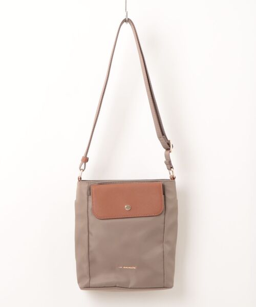 LA BAGAGERIE（ラバガジェリー）の「レザーフラップポシェット（ショルダーバッグ・レディース・ブラック/ベージュ/ネイビー・FREE）」の2枚目の写真