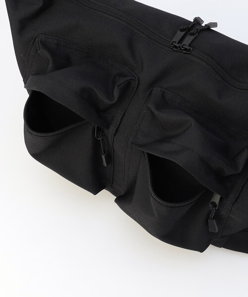 COMME CA ISM(コムサイズム)の「ポリエステルオックス ダブルポケット スリングバッグ(ショルダーバッグ・メンズ・ブラック・FREE)」の11枚目の写真