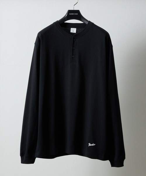 NUMBER (N)INE(ナンバーナイン)の「BASIC HEM PRINTED HENLEY NECK L/S T-SHIRT / ベーシック ワンポイント ロゴプリント ヘンリーネック ロンT(Tシャツ/カットソー・メンズ・ホワイト/ブラック・M/L/XL)」の1枚目の写真