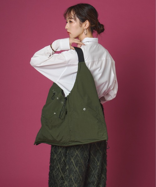 terrace(テラス)の「2WAY ミリタリーナイロンベスト&ハンドバッグ(ベスト・レディース・ブラック/チャコール/キナリ/カーキ・FREE)」の20枚目の写真