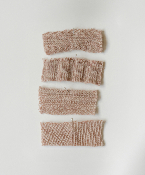 Yuje(ユジェ)の「HAIRY V-NECK KNIT (3color)(ニット/セーター・レディース・スカイブルー/ピンク/アイボリー・FREE)」の4枚目の写真