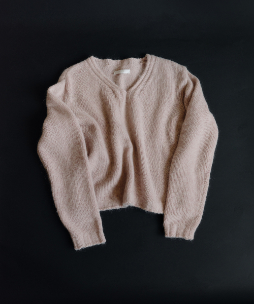 Yuje(ユジェ)の「HAIRY V-NECK KNIT (3color)(ニット/セーター・レディース・スカイブルー/ピンク/アイボリー・FREE)」の5枚目の写真