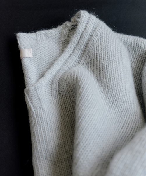 Yuje(ユジェ)の「HAIRY V-NECK KNIT (3color)(ニット/セーター・レディース・スカイブルー/ピンク/アイボリー・FREE)」の6枚目の写真