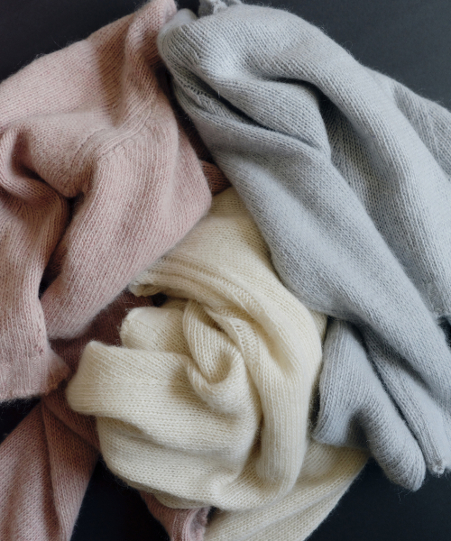 Yuje(ユジェ)の「HAIRY V-NECK KNIT (3color)(ニット/セーター・レディース・スカイブルー/ピンク/アイボリー・FREE)」の7枚目の写真