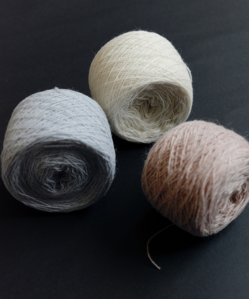 Yuje(ユジェ)の「HAIRY V-NECK KNIT (3color)(ニット/セーター・レディース・スカイブルー/ピンク/アイボリー・FREE)」の8枚目の写真