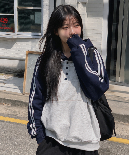 MOZMOZ（モズモズ）の「配色ラグランヘンリーネックフード ネイビー（パーカー・レディース・ネイビー・3/LARGE/X-LARGE）」の2枚目の写真