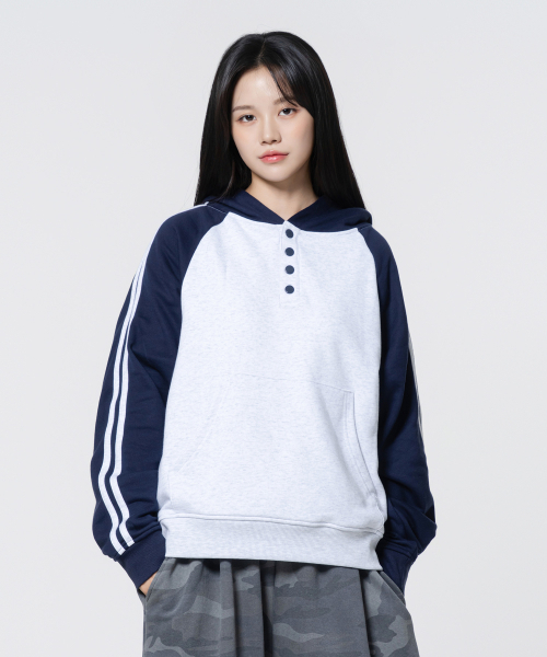 MOZMOZ（モズモズ）の「配色ラグランヘンリーネックフード ネイビー（パーカー・レディース・ネイビー・3/LARGE/X-LARGE）」の3枚目の写真